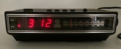 Vtg General Electric 7-4625C Walnut Wood Grain AM/FM Digital Alarm Clock Radio