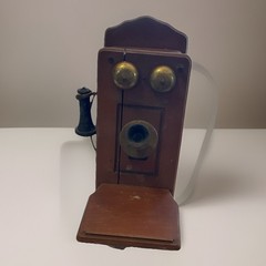 The Country Bell Superheterodyne Radio Receiver Model 556