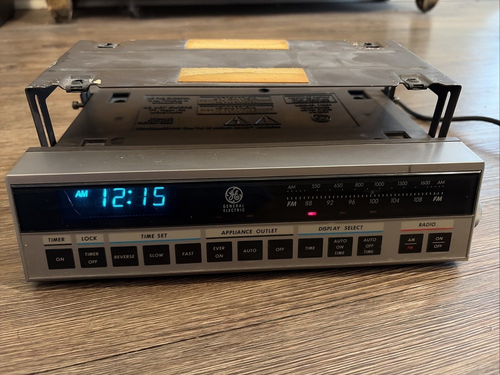Vintage 1980s GE General Electric Under Cabinet Spacemaker AM/FM Radio 7-4220A