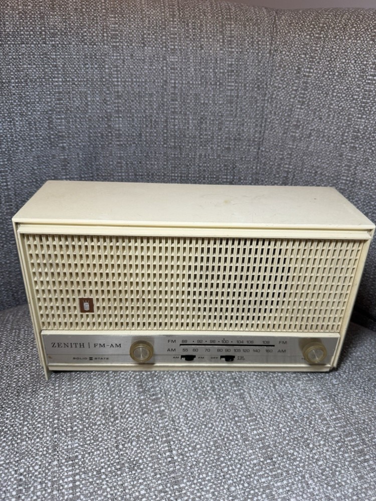 Vintage Zenith Solid State FM/AM Long Distance Radio Model A-410-W 15 AMP