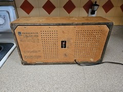 Vintage Panasonic RE-7257 AM/FM Radio, Japan -needs Cleaned, read!!