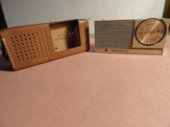 VINTAGE WESTINGHOUSE AM TRANSISTOR RADIO MODEL H841P6 BEIGE / GOLD WITH CASE
