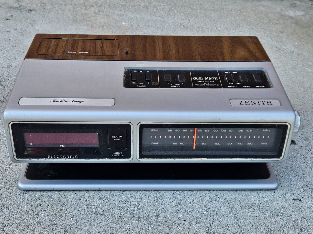 Vintage Zenith LED Alarm Clock/Radio mid century modern retro 1970&rsquo;S mod