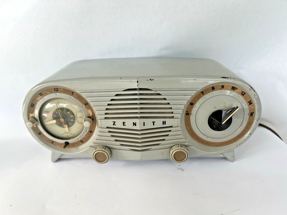 Vintage Zenith Owls Eye Clock Grey Clock Radio- PARTS OR REPAIR ONLY
