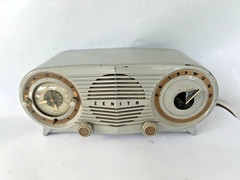 Vintage Zenith Owls Eye Clock Grey Clock Radio- PARTS OR REPAIR ONLY
