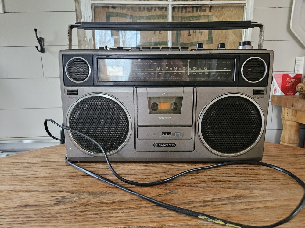 Vintage Sanyo M9930 Radio Works