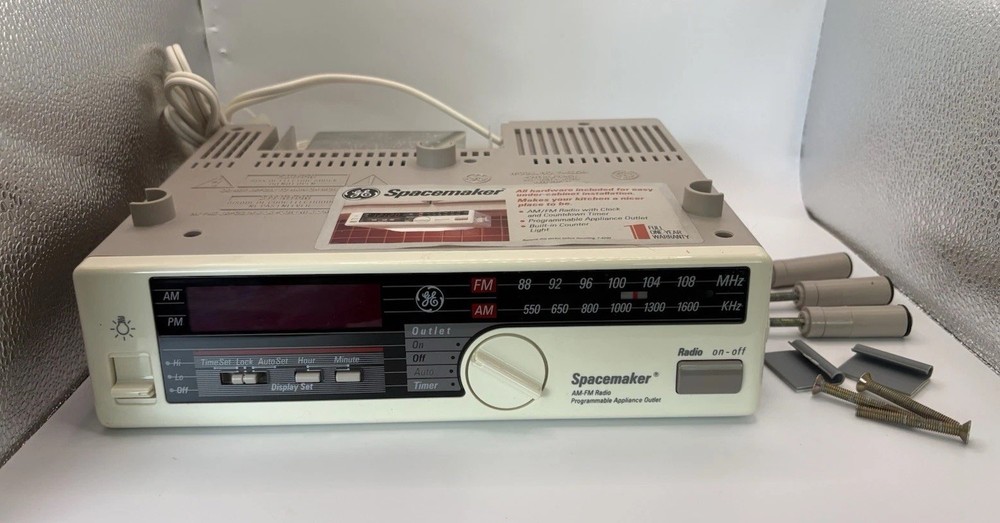 GE SPACEMAKER AM/FM Radio 7-4230A Under Cabinet Light With Mounting Parts WORKS