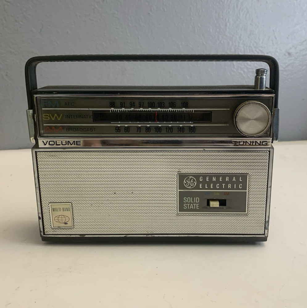 General Electric Solid State Multi Band AM SW FM Portable Radio P1861B Vintage