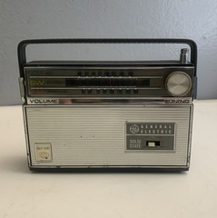 General Electric Solid State Multi Band AM SW FM Portable Radio P1861B Vintage