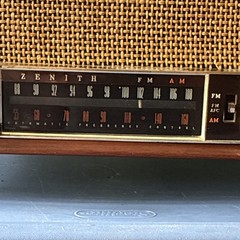 Zenith Model K731 AM/FM Vintage Table Radio Wood Cabinet Zenith K Series
