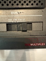 GPX Vintage AM/FM Digital Alarm Clock Radio Model DS584 left speaker not working