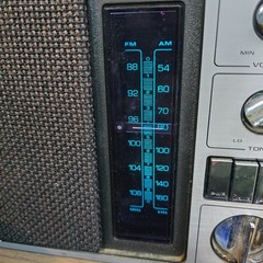 Magnavox Transistor Table Radio Model R434 AM/FM Powers On Needs Work See Video