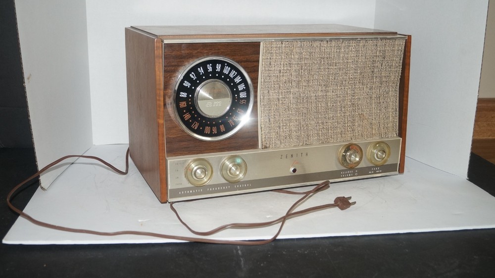 VINTAGE 1960s ZENITH MODEL MJ1035-1 LONG DISTANCE STEREO AM FM RADIO – NICE!