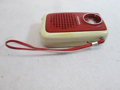 Vintage 1970&rsquo;s Sound Design red white AM pocket radio 1177 Hong Kong ( Works )