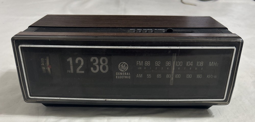 Vintage General Electric GE Flip Clock AM/FM Radio 7-4305F As Is (Radio Works)