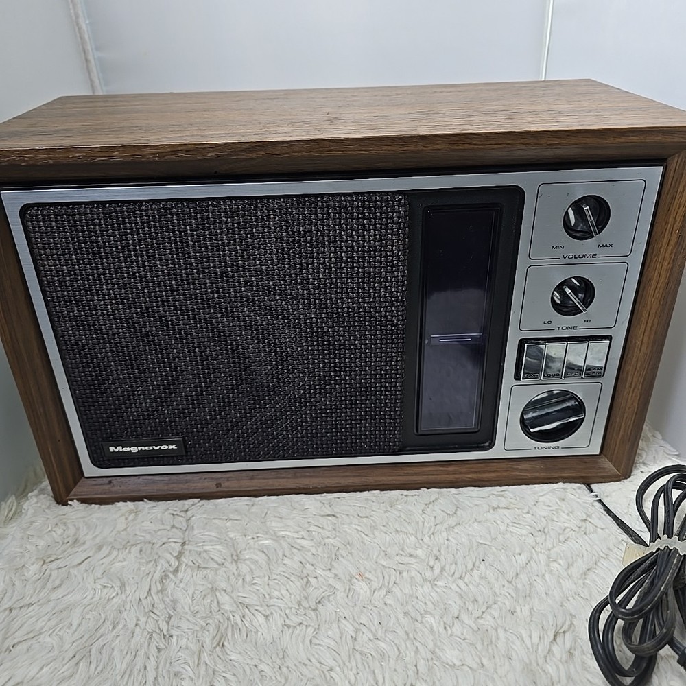 Magnavox Transistor Table Radio Model R434 AM/FM Powers On Needs Work See Video