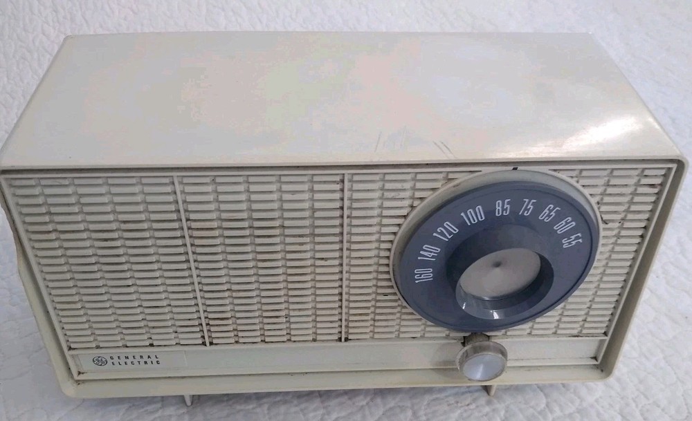 Vintage Mid Century General Electric GE AM Radio T-1110A Beige