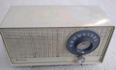 Vintage Mid Century General Electric GE AM Radio T-1110A Beige
