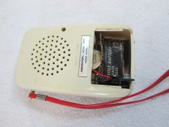 Vintage 1970&rsquo;s Sound Design red white AM pocket radio 1177 Hong Kong ( Works )