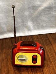 Mini Retro-Style AM/FM Auto-Scan Radio – Red & Yellow Vintage Look | Untested