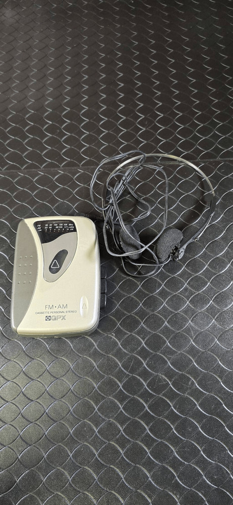 GPX C3125 Cassette Player Am FM Radio Headphone Detachable Belt Clip