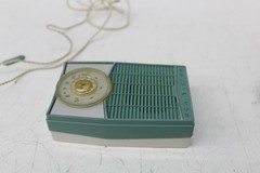 Vintage RCA Victor Impac Green White Portable Transistor Radio With Case