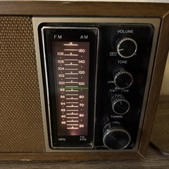 Vintage 1970&rsquo;s SONY TFM-9440W Solid-State AM/FM Table Top Radio Works!