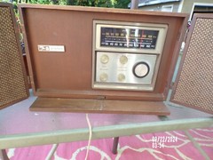 Vintage General Electric AM/FM folding speaker static radio. Model T1025A Works