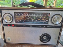 Vintage GE World Monitor P-990A 17 Transistor 5 Band Shortwave Radio Tested