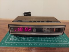 Vintage GE General Electric 7-4625C AM/FM Radio Alarm Clock Walnut Grain-Tested