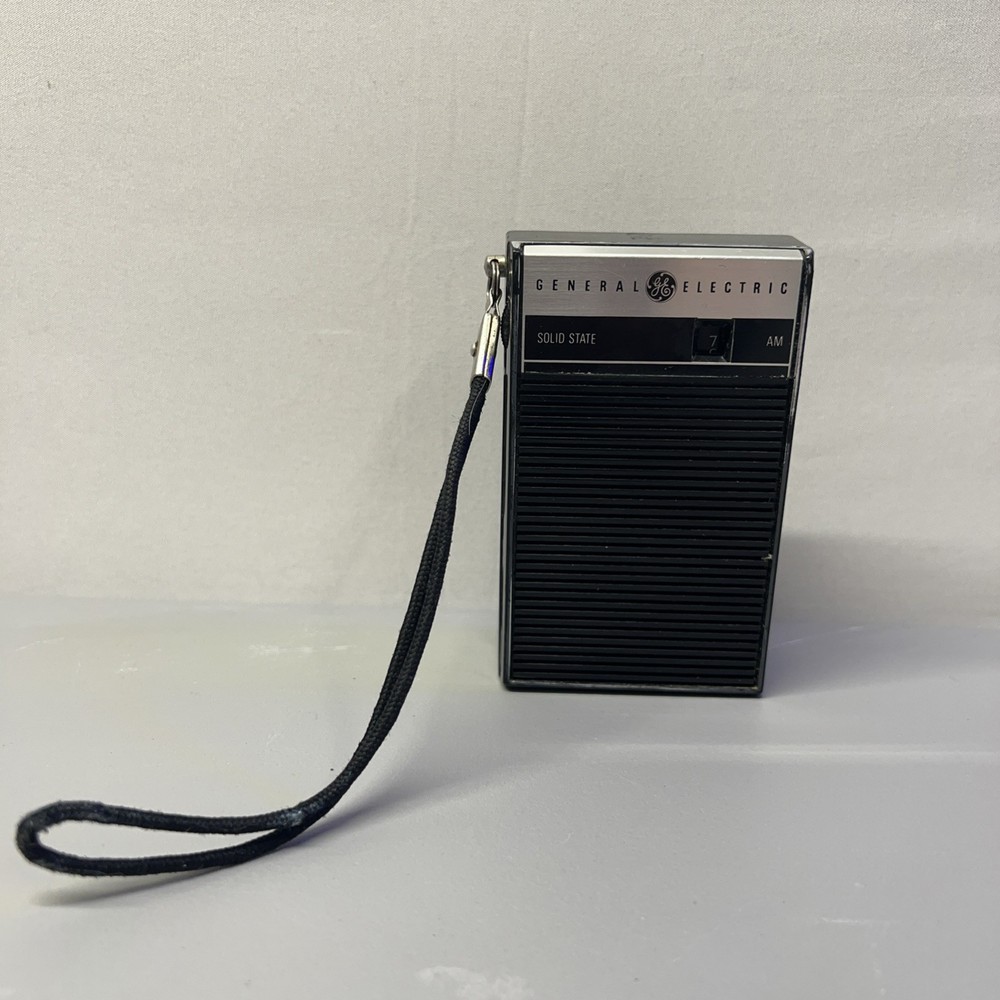 General Electric P-2790J Solid State Portable AM Radio: Tested/Working