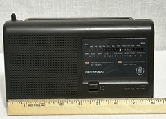 Vintage GE Portable AM/FM Radio Model 7-2662A 2-Band Receiver AC/DC Tested