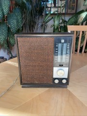 Vintage RCA RLC40W Walnut Solid State AM/FM Radio Tone Control / works great