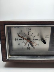 Vintage GE Clock Radio 7-4550C AM/FM Alarm Walnut Grain Retro Tested Works READ