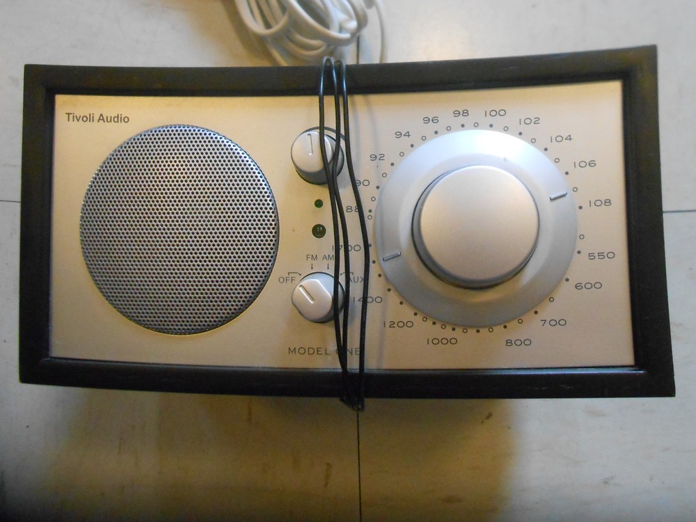 VINTAGE TIVOLI AUDIO WOODGRAIN TABLE TOP AM/FM RADIO 2000&rsquo;S