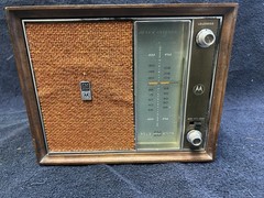 Motorola TT13EW Vintage Wood AM/FM Tabletop Radio W/Red Fabric Grill Tested Work