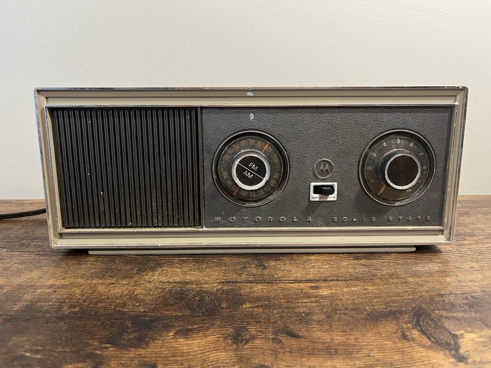 Vintage Motorola TT8EN Solid State AM/FM Radio