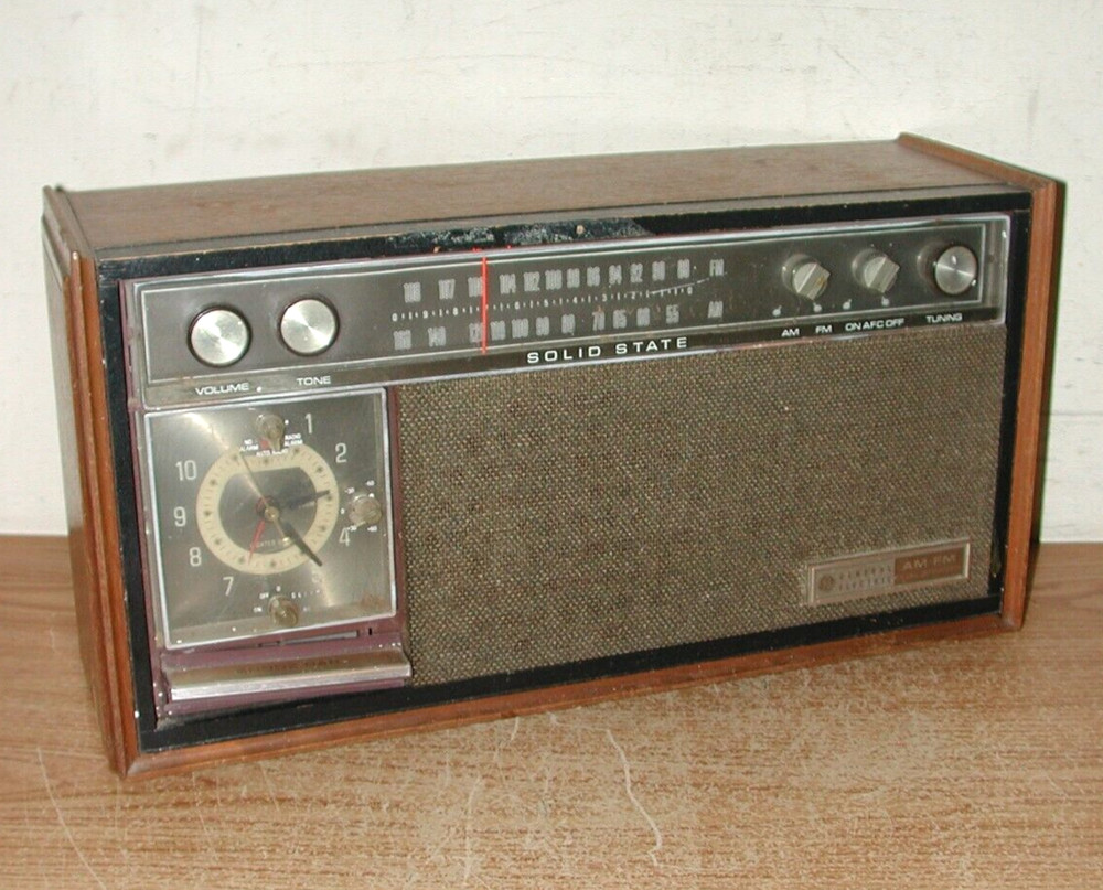 VINTAGE GENERAL ELECTRIC SOLID STATE AM/FM DUAL SPEAKER RADIO FOR PARTS/REPAIR