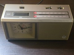 Vintage GE Quartz Analog Clock Radio AM/FM Snooze Alarm 7-4657A Tested Works