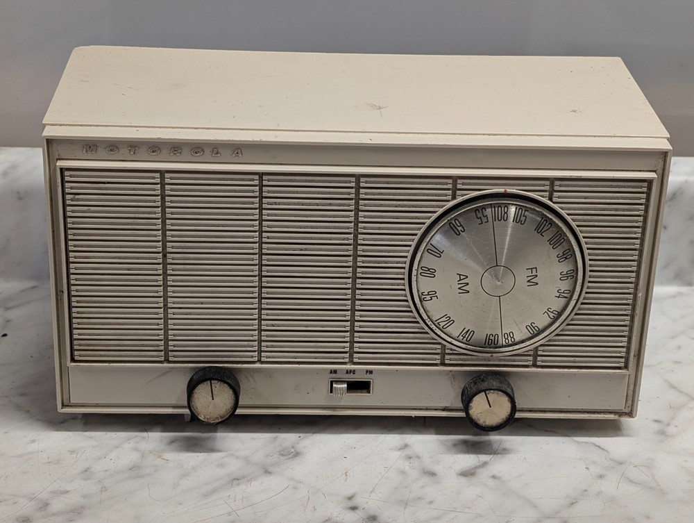 Vintage Motorola Tube Radio AM FM Model BT13AN Tabletop MCM Plastic Case