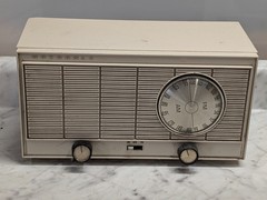 Vintage Motorola Tube Radio AM FM Model BT13AN Tabletop MCM Plastic Case
