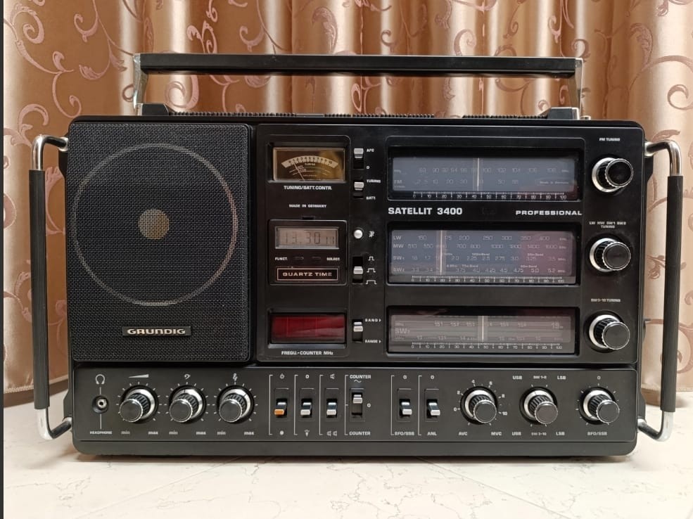 Grundig Satellit 3400 Professional World Receiver Made in Germany Black