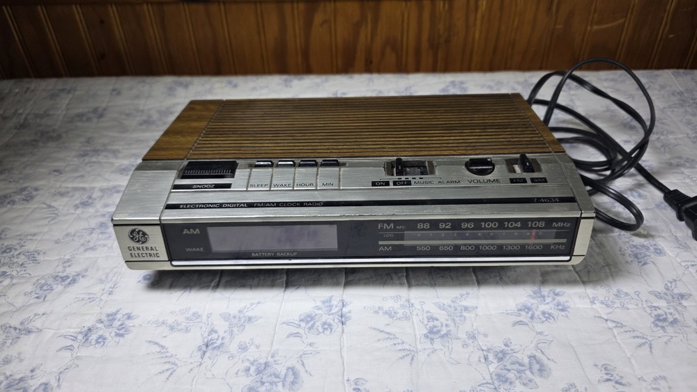 Vintage GE 7-4634B General Electric Digital Alarm AM-FM Radio Wood Grain Works