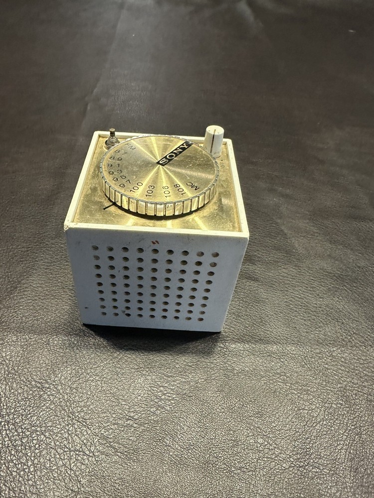 1969 Vintage Sony TFM-1837W 8 Transistor FM Radio D3 Cube White UNTESTED
