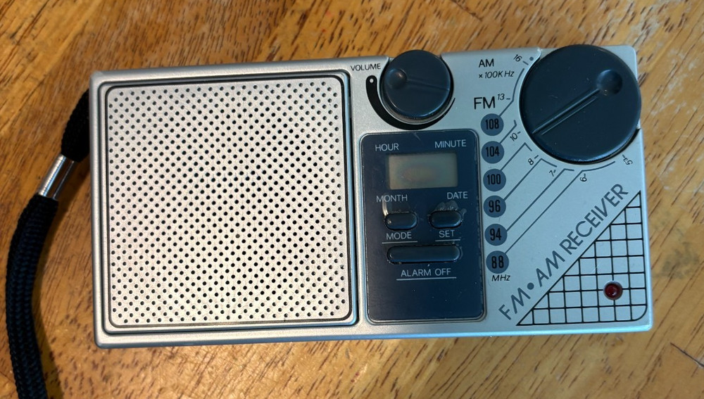 Vintage Silver FM AM Radio Clock Alarm Portable Mini Receiver MFR-88 Retro Style