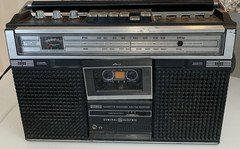 General Electric Model 3-5251A AM/FM Stereo Cassette Recorder VTG Boombox 70-80s