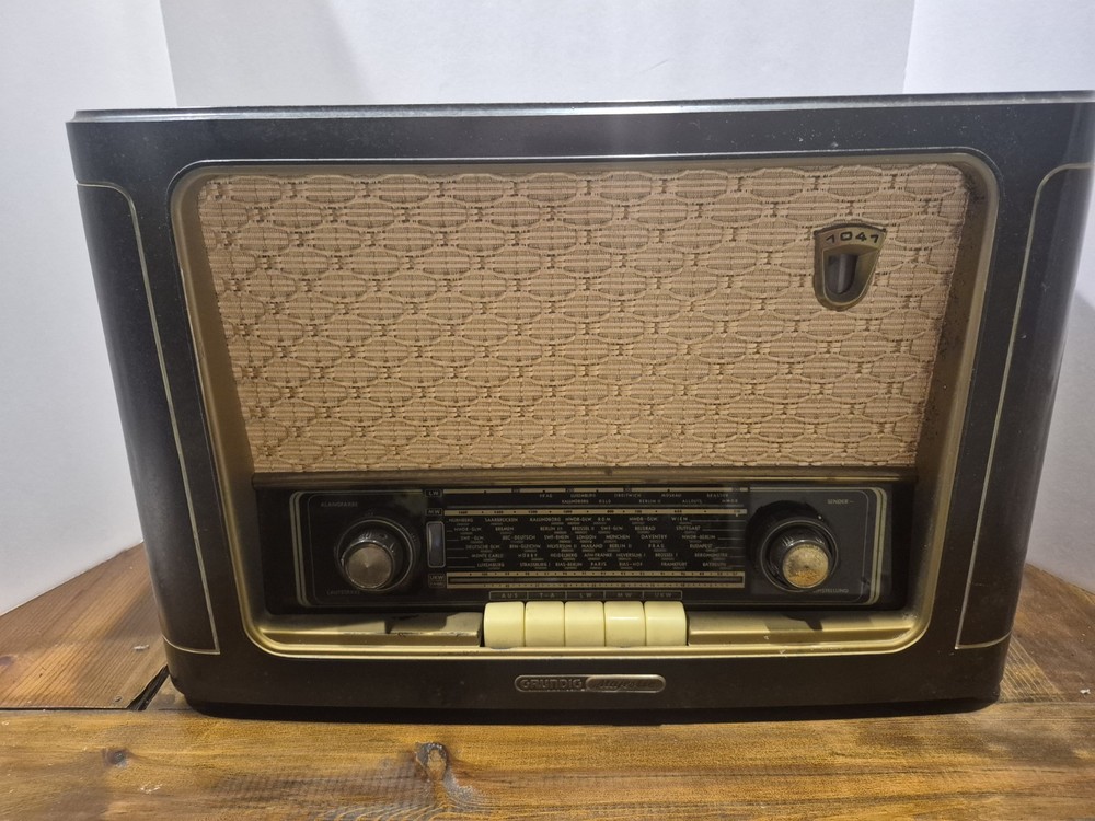 Vintage Grundig Majestic 1041 W Shortwave BC AM FM Phono Tube Radio Receiver
