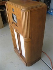 Watch video – Vintage Delco R 1129 Console Radio with Jensen–AS IS–FOR PARTS