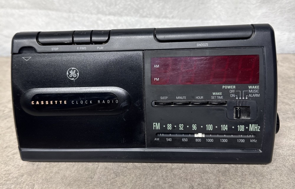 GE Radio Cassette Player Alarm Clock AM/FM Radio 7-4915A Cassette Works US2