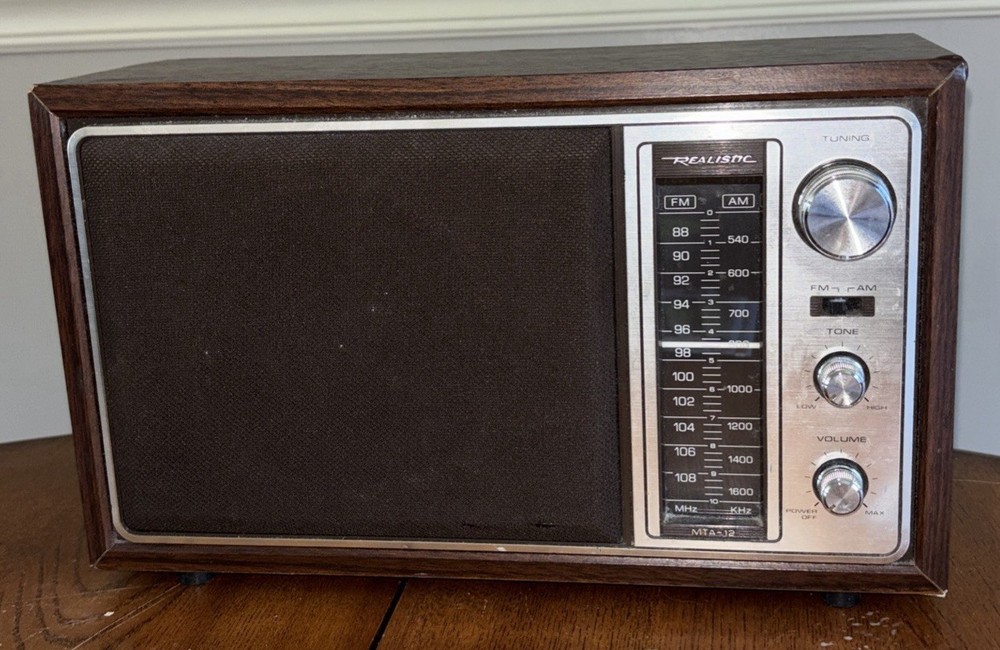 Vintage Realistic Tabletop AM/FM Radio Wood Veneer Tested Works